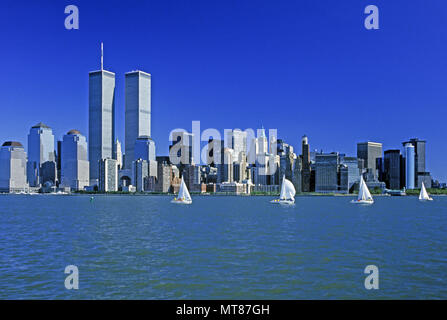 Historique 1988 TWIN TOWERS (©MINORU YAMASAKI 1973) CENTRE-VILLE RIVIÈRE HUDSON MANHATTAN NEW YORK USA Banque D'Images