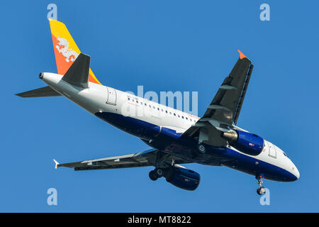 Bangkok, Thaïlande - Apr 21, 2018. Un Airbus A319 avion de Druk Air, à l'atterrissage à l'aéroport de Suvarnabhumi (BKK) à Bangkok, Thaïlande. Banque D'Images