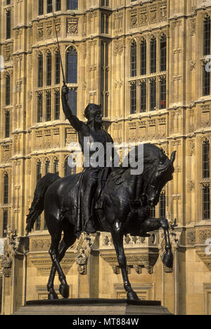 Historique 1990 LE ROI RICHARD I LION STATUE (©CARLO MAROCHETTI 1856) cour du palais vieux CHAMBRES DU PARLEMENT LONDON ENGLAND UK Banque D'Images