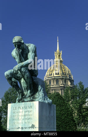 Historique 1990 STATUE PENSEUR Auguste Rodin (©1909) LES INVALIDES DOME MUSÉE RODIN PARIS FRANCE Banque D'Images