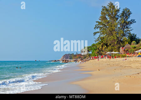 Matin ensoleillé sur la plage de Lamai. Koh Samui. La Thaïlande. Banque D'Images