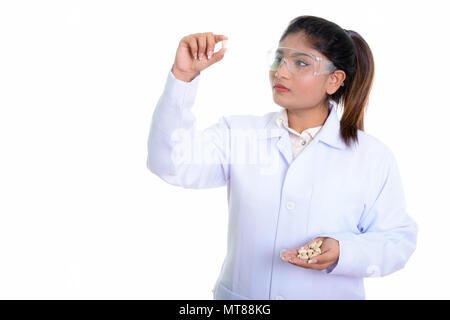 Portrait de jeune femme médecin persan gras à la vitamine A Banque D'Images