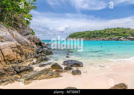 Les vagues turquoise sur l'île de Ko Racha Yai. Province de Phuket Thaïlande Banque D'Images