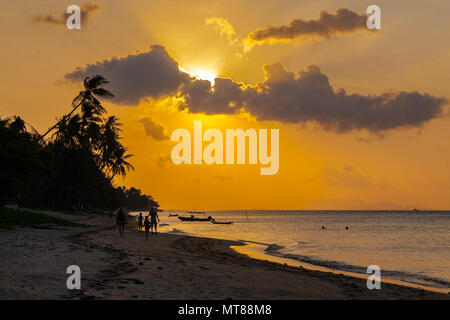 Coucher du soleil sur la plage de Bang Por sur Koh Samui en Thailande Banque D'Images