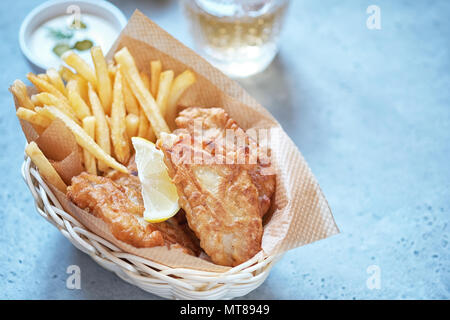 Croustillant de poisson et frites panier Banque D'Images