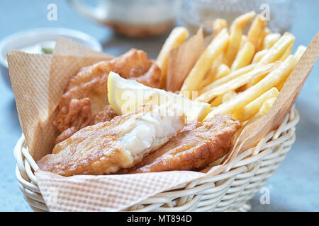 Croustillant de poisson et frites panier Banque D'Images