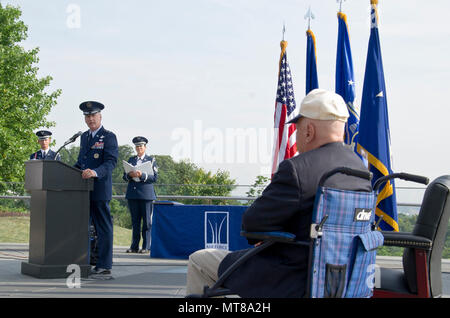 Le major-général James A. Jacobson (debout sur l'estrade), Air Force, commandant du district de Washington prononce une allocution à un Purple Heart cérémonie de remise des prix le 14 juillet 2017, à l'US Air Force Memorial Arlington, Va., le prix a été approuvé pour un ancien combattant de la Seconde Guerre mondiale Le Lieutenant Pedevillano (droite) 72 ans après qu'il a été libéré d'un camp de prisonniers de guerre allemand par le général George S. Patton, Jr. de la 3ème armée américaine. (Photo de l'Armée de l'air par le sergent. Joe Yanik) Banque D'Images