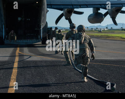 Les aviateurs américains de la 17e et 18e Escadron d'opérations spéciales de préparation logistique a participé aux côtés de l'Escadron de ravitaillement en vol avant leur point (FARP) homologues de l'armée australienne 6e Régiment d'aviation d'emballer le matériel à la suite d'opérations FARP, 17 juillet 2017 à Mackay, Australie, champ. L'exercice d'entraînement combiné impliqués US Air Force et de l'armée australienne qui travaillent côte à côte pour faire le plein d'un navire force d'assaut d'avancer vers l'objectif. (U.S. Air Force photo : Capt Jessica Tait) Banque D'Images