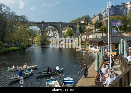 Ciel bleu & people relaxing by bridge at Riverside cafe & boating en barques sur la rivière Nidd - superbe journée ensoleillée, Knaresborough, England, UK. Banque D'Images