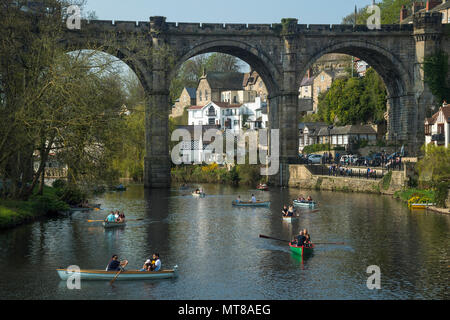 Les gens se détendre par Riverside et navigation dans les barques sur la rivière Nidd sous ciel bleu ensoleillé panoramique - vue d'été par pont, Knaresborough, England, UK. Banque D'Images