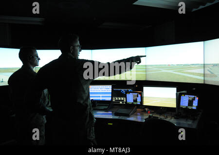 Le s.. Jessie Fairchild, avec le 248e Escadron de contrôle de la circulation aérienne (ATC), les trains d'un membre de la 1re classe Kyle Austin, un apprenti avec la 248e, sur la Tour ATCS Simulator (SAT) champ clé à la base de la Garde nationale aérienne, Meridian, Mississippi, le 11 juillet 2017. Le SCT permet aux contrôleurs avec le 248e à la pratique travailler en direct la circulation aérienne. (U.S. Air National Guard photo : Capt Sabrina Dalton) Banque D'Images