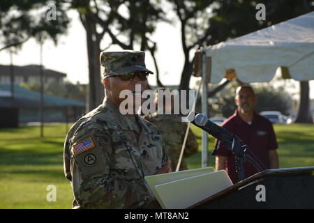 Flc. Clyde L. Hill, le Guerrier Chef de Bataillon Transition présente le conférencier invité au champ, à Weyand Schofield Barracks sur, New York pour les cérémonies d'ouverture de l'Army Medical Center tripleur Transition guerrier bataillon (WTB), les essais régionaux du Pacifique le 6 novembre 2017. Banque D'Images