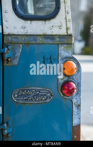 Libre de bleu et blanc vintage classique 4x4 Land Rover avec un insigne à l'arrière et deux feux arrière (rouge et orange) - Yokshire, England, UK. Banque D'Images