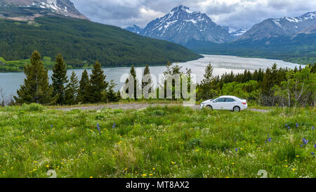 Stormy Mountain Lake Valley - A panoramic spring evening view of a stormy  evening at Lower Two Medicine Lake, Glacier National Park, Montana, USA. Banque D'Images