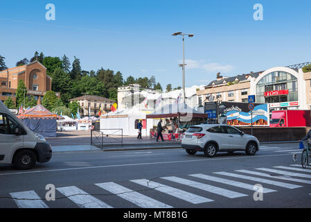 Piazza Repubblica, Varese, Italie - 11 mai 2018 : Centre commercial Le Corti et Stalles du festival itinérant appelé Platea Cibis Banque D'Images