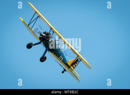 Le Boeing PT-17 Stearman est un avion d'entraînement biplan à moteur en étoile associé à l'instruction de pilote d'avant la seconde Guerre mondiale et la seconde Guerre mondiale aux États-Unis. L'image d'archive enregistre une manœuvre de passage bas au-dessus de l'aérodrome de Flying Circus à Bealeton, Virginie, le 30 juillet 2017. Banque D'Images