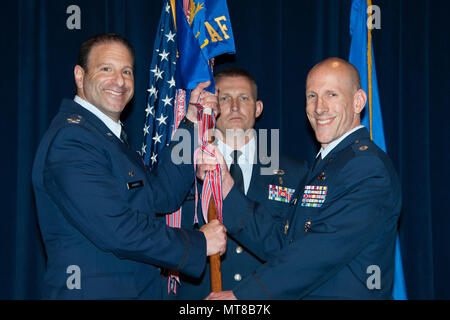 Maxwell AFB, Ala. - Colonel Jason Hanovre, Commandant, Thomas N. Barnes Centre pour l'éducation, s'enrôle présente le Collège communautaire de la Force aérienne guidon à lieutenant-Colonel Nathan Sherman durant la cérémonie de passation de commandement, Jun 2, 2017. CMSgt Bavin Seigle, vice-commandant, le changement climatique a été le guidon au porteur. (Photo par Bud Hancock/libérés) Banque D'Images