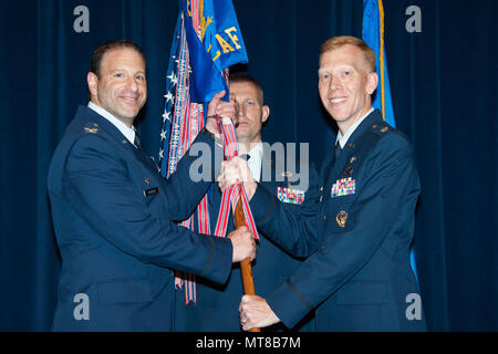 Maxwell AFB, Ala. - Colonel Jason Hanovre, Commandant, Thomas N. Barnes Centre pour l'éducation, s'officie la cérémonie de passation de commandement pour le Collège communautaire de la Force aérienne, le Lieutenant-colonel commandant de la CCAF-FCVI sortant Nathan renonce Leap le guidon, Jun 2, 2017. CMSgt Bavin Seigle, vice-commandant, le changement climatique a été le guidon au porteur. (Photo par Bud Hancock/libérés) Banque D'Images