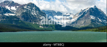Printemps au lac Sherburne - vue d'un ressort de hautes montagnes au lac Sherburne dans beaucoup de région du Glacier Glacier National Park, Montana, USA. Banque D'Images
