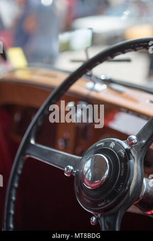 Tableau de bord et volant voiture classique de l'intérieur, style vintage, style années 50, voiture américaine des années 60, années 70 Banque D'Images