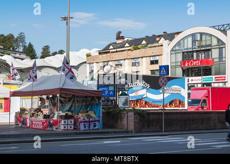 Varese, Piazza della Repubblica, Italie - 11 mai 2018 : Centre commercial Le Corti et Stalles du festival itinérant appelé Platea Cibis Banque D'Images