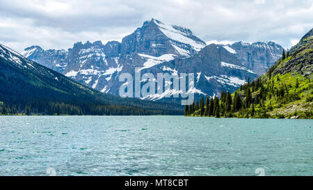 Mount Gould au lac Josephine - un printemps Ensoleillé vue du Mont Gould passant 4 700 pieds au-dessus du lac Josephine dans beaucoup de glaciers Le parc national des Glaciers. Banque D'Images