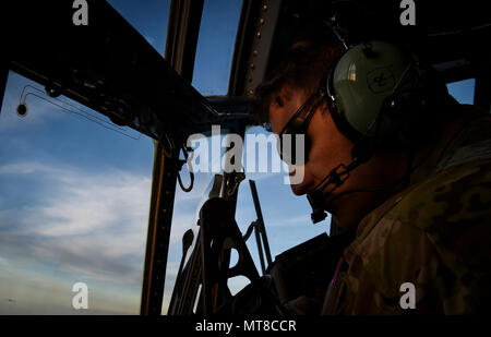 L'AC-130U Spooky Gunship est une variante lourdement armée de la plate-forme C-130 configurée pour des tirs aériens soutenus en soutien aux forces terrestres. L'image d'archives documente l'entraînement opérationnel au-dessus de la chaîne Eglin impliquant l'emploi coordonné d'armes par l'équipage. Banque D'Images