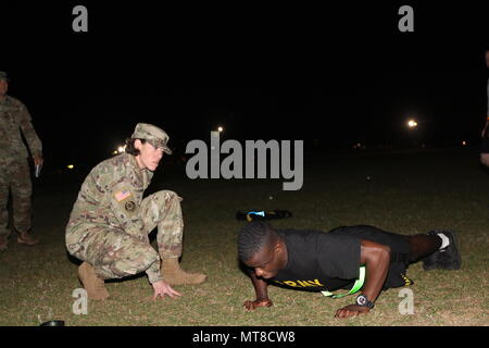 FORT GORDON, ga - Sgt. Jonathan Porter (à droite), Hawaii, 782e Détachement de renseignements militaires (MI) Bataillon, participe à un test de condition physique de l'armée, tandis que le sergent de 1ère. Marlene Harshman, premier sergent de la Compagnie Charlie, 782e Bataillon, 9e mi l'événement au cours de la 780e Brigade MI's Best Warrior Concours ici, 16 avril au 21. Banque D'Images