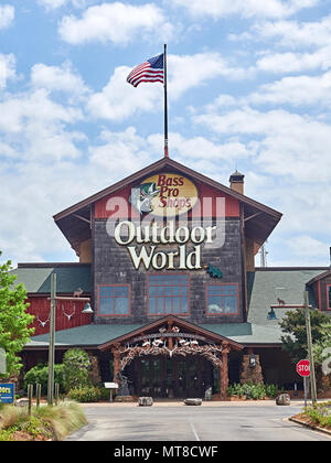 Bass Pro Shops Outdoor World entrée extérieure avant du mega grand camping, chasse, pêche, navigation de plaisance et de stocker ou d'affaires à Prattville Alabama. Banque D'Images