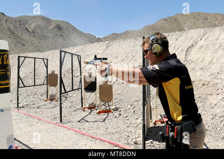 Le s.. Joel Turner, un Anderson, L.C. et indigènes du tir de compétition avec l'armée américaine soldat de l'unité de tir, les incendies son pistolet au cours de la pratique américaine 2017 Multi-Gun Association de tir nationaux dans Las Vegas, Nevada, le 15 avril. Après les trois jours de compétition qui comprenait 14 étapes différentes et 79 autres concurrents, Turner serra la deuxième place titre dans la division ouverte. Turner la traîné cinq fois détenteur du record du monde, Jerry Miculek, par 9,4499 points. Banque D'Images