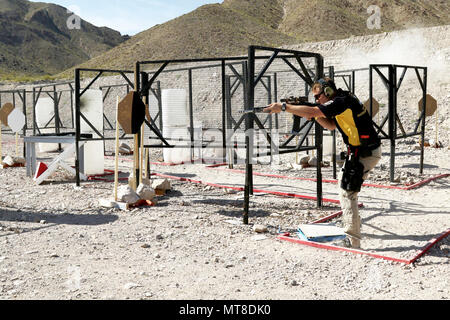 Le s.. Joel Turner, un Anderson, L.C. et indigènes du tir de compétition avec l'armée américaine soldat de l'unité de tir, les incendies son fusil au cours de la pratique américaine 2017 Multi-Gun Association de tir nationaux dans Las Vegas, Nevada, le 15 avril. Après les trois jours de compétition qui comprenait 14 étapes différentes et 79 autres concurrents, Turner serra la deuxième place titre dans la division ouverte. Turner la traîné cinq fois détenteur du record du monde, Jerry Miculek, par 9,4499 points. Banque D'Images