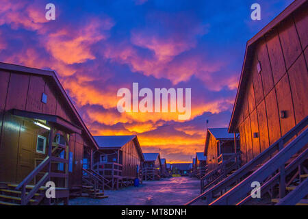 Un coucher de soleil après une tempête hivernale peint le ciel de Camp Bondsteel, au Kosovo, dans un mélange de couleurs, 1 février. Les soldats de l'armée américaine, attribué à Group-East bataille multinationales, ont été déployés en appui de la Force de paix au Kosovo mission depuis octobre 2016. (U.S. Armée par la CPS. Adeline Witherspoon, 20e Détachement des affaires publiques) Banque D'Images