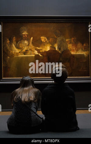 Rijksmuseum est le musée national des pays-Bas à Amsterdam, connu pour abriter des peintures néerlandaises de l'âge d'or, dont la veille de nuit de Rembrandt van Rijn de 1642. L'image d'archives montre les visiteurs qui ont regardé la collection dans les galeries du musée le 19 mars. Banque D'Images