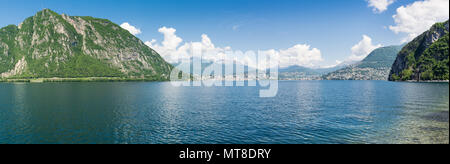 Le lac de Lugano, Suisse. Vue panoramique de la ville de Lugano avec, sur la gauche, le Mont San Salvatore, et sur la droite, le Mont Brè Banque D'Images