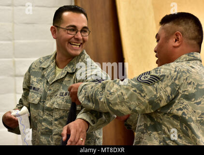 Aviateurs de la 163d Groupe médical participer à un cours de médecine tactique organisé par le groupe le 2 mai 2017, à Mars Air Reserve Base, en Californie. Le cours a été enseigné par un traumatisme des médecins du Centre médical régional d'Arrowhead Colton, Californie, et a été ouvert aux membres du personnel d'autres unités de la base. (Air National Guard photo par Airman Michelle J. Ulber) Banque D'Images