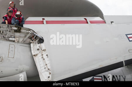 170724-N-ZE240-0039 NORFOLK, Virginie (24 juillet 2017) - L'Aviation- maître de Manœuvre (manipulation), Alexis 3e classe Hopple, gauche, de Suffolk, en Virginie, l'Aviation maître de Manœuvre (manutention) Airman Gabriel Winkley, d'Olympia, Washington, et l'Aviation maître de Manœuvre (manutention) Airman Luis Ruedasalas, de Pittsburgh, Kansas, affectés à l'USS Gerald R. Ford (CVN 78), préparer pour décharger les avions de l'envol du navire. L'avion ont été affichées sur Ford de poste de pilotage pendant la mise en service du navire. (U.S. Photo par marine Spécialiste de la communication de masse 3 Classe Cathrine Mae O. Campbell) Banque D'Images