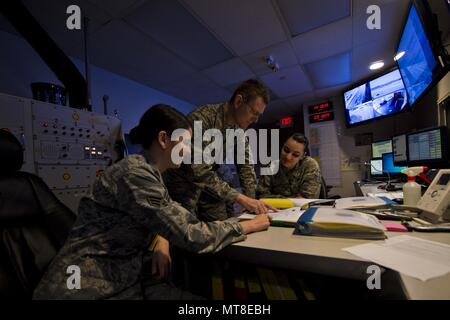 Le Sgt Tech. Derwin Wilson, 434e Escadre de ravitaillement en vol du contrôleur de poste de commandement, les procédures de suivi de vol critiques avec des hauts Airman Alexis O'Connell, 914ème poste de commandement de l'Escadre aérienne, gestionnaire de rapports et Tech Sgt. Kristina Burke, 914ème post commande ALW responsable formation, Grissom Air Reserve Base, Ind., le 2 mars 2017. O'Connell et Burke ont visité Grissom et formés dans le poste de commandement dans le cadre de la 914e ALW sur la conversion à un KC-135R Statrotanker unité. (U.S. Air Force photo/Senior Airman Harrison Withrow) Banque D'Images