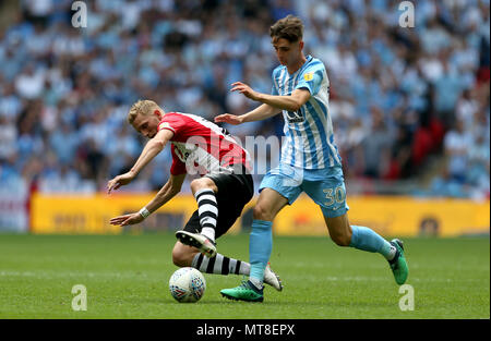 La ville de Coventry Tom Bayliss (à droite) et Exeter City's Dean Moxey (à gauche) bataille pour la balle durant le ciel Ligue pari final deux au stade de Wembley, Londres. Banque D'Images