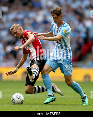 La ville de Coventry Tom Bayliss (à droite) et Exeter City's Dean Moxey (à gauche) bataille pour la balle durant le ciel Ligue pari final deux au stade de Wembley, Londres. Banque D'Images