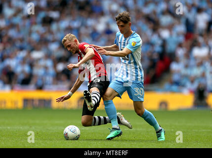 La ville de Coventry Tom Bayliss (à droite) et Exeter City's Dean Moxey (à gauche) bataille pour la balle durant le ciel Ligue pari final deux au stade de Wembley, Londres. Banque D'Images