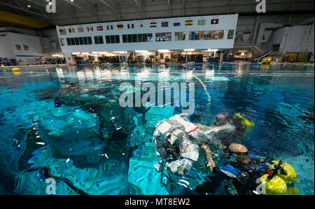 Mark Vande Hei, un colonel à la retraite, les trains à l'intérieur du laboratoire de la NASA une flottabilité neutre piscine près de Johnson Space Center à Houston, 1 mars 2017. La piscine est l'un des plus grands du monde à 202 pieds de long et 40 pieds de profondeur, et est assez grand pour contenir une réplique de la Station spatiale internationale. Vêtu d'un scaphandre spécialisée qui recrée la microgravité, les astronautes flottent autour de la maquette de la gare à la pratique des tâches qu'ils peuvent avoir à faire dans le cadre d'une sortie extravéhiculaire. Banque D'Images