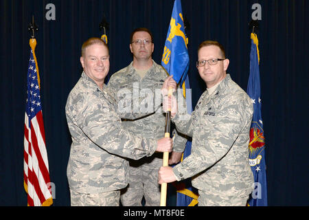 Le colonel James DeVere, 302e Airlift Wing Commander, passe le 302e groupe de maintenance guidon au nouveau commandant de groupe, le Colonel Jason Martin, lors d'une cérémonie de prise de commandement, le 11 février 2018, à la base aérienne Peterson, au Colorado. Martin a officiellement pris le commandement du groupe, le 8 janvier 2018. La 302e MXG est responsable de la mission de préparation de huit C-130 H3 Hercules affecté à la 302e AW à l'appui de transport aérien tactique et airdrop, système modulaire de lutte contre l'incendie en vol et de la mission d'évacuation aéromédicale. (U.S. Photo de l'Armée de l'air par le sergent. Tiffany Lundberg) Banque D'Images