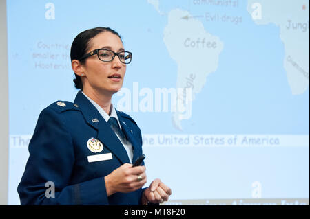 Maxwell AFB, Ala. - Le Lieutenant-colonel Geoffrey Lune, directrice de département, US Air Force Special Operations School Language and Culture Centre, mémoires de l'Université de l'air, de la langue et de la Culture de l'expertise régionales Les participants au Symposium sur les cinq dimensions culturelles et leur impact sur le domaine humain, le 30 mars, 2017. Coria a été accueillie par l'Armée de l'Air Centre de la Culture et de la langue. (Photo par Melanie Rodgers Cox/libérés) Banque D'Images