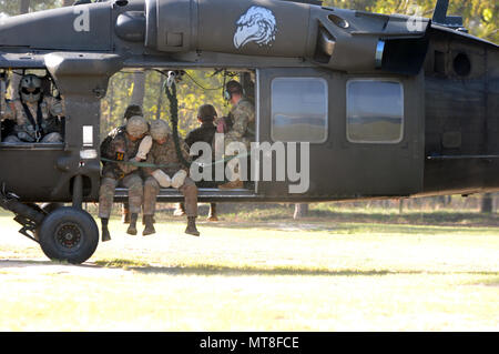 Le s.. Carlos Mercado (au centre, à gauche), une société Delta, 1er Bataillon, 505th Parachute Infantry Regiment, 3e Brigade Combat Team paratrooper, parle stratégie avec son partenaire le s.. Christopher Hart (au centre, à droite), une compagnie Charlie, 1er Bataillon du 508th Parachute Infantry Regiment, 3e Brigade Combat Team paratrooper, alors qu'ils amorcent le Fast-Rope l'insertion et l'extraction de la partie Système 2018 meilleure concurrence Rangers à Fort Benning, Géorgie le 13 avril. La portion de frites a equipes descendre en rappel d'un hélicoptère Blackhawk UH-60 et à compléter une série de tâches. Banque D'Images