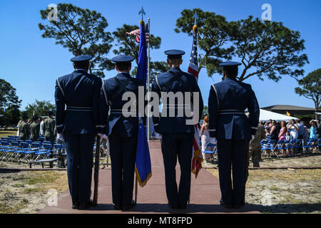 L'Hurlburt Field sur la garde d'honneur présente les couleurs à la Distinguished Flying Cross cérémonie à Hurlburt Field, en Floride, le 11 mai 2018. Au cours de la cérémonie, 21 commandos de l'air de quatre équipes avec l'hélicoptère de Spooky 4e Escadron d'opérations spéciales ont été présentés pour leurs codes d'actes héroïques en Afghanistan. (U.S. Air Force photo par un membre de la 1re classe Rachel Yates) Banque D'Images