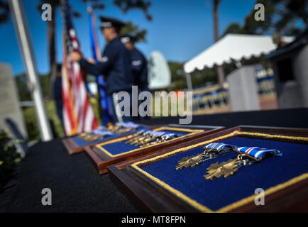 Hurlburt Field les membres de la garde d'honneur de faire des ajustements avant de 21 aviateurs sont présentés des Croix du service distingué dans le 11 mai 2018, à Hurlburt Field, en Floride, au cours de la cérémonie, 21 commandos de l'air de quatre équipes avec l'hélicoptère de Spooky 4e SOS ont été présentés pour leurs codes d'actes héroïques en Afghanistan. (U.S. Photo de l'Armée de l'air par le sergent. Ryan Conroy) Banque D'Images