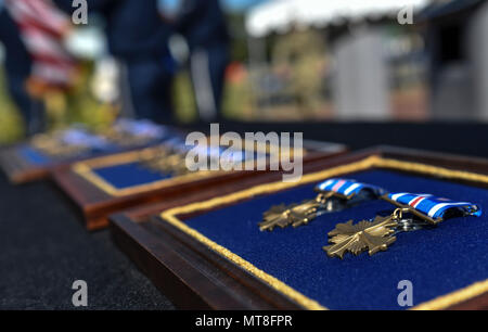 Hurlburt Field les membres de la garde d'honneur de faire des ajustements avant de 21 aviateurs sont présentés des Croix du service distingué dans le 11 mai 2018, à Hurlburt Field, en Floride, au cours de la cérémonie, 21 commandos de l'air de quatre équipes avec l'hélicoptère de Spooky 4e SOS ont été présentés pour leurs codes d'actes héroïques en Afghanistan. (U.S. Photo de l'Armée de l'air par le sergent. Ryan Conroy) Banque D'Images