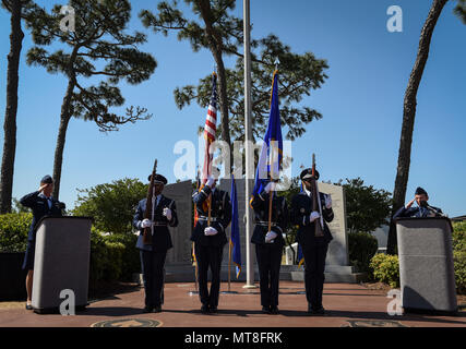 L'Hurlburt Field sur la garde d'honneur présente les couleurs à la Distinguished Flying Cross cérémonie à Hurlburt Field, en Floride, le 11 mai 2018. Au cours de la cérémonie, 21 commandos de l'air de quatre équipes avec l'hélicoptère de Spooky 4e Escadron d'opérations spéciales ont été présentés pour leurs codes d'actes héroïques en Afghanistan. (U.S. Photo de l'Armée de l'air par le sergent. Ryan Conroy) Banque D'Images