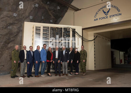 CHEYENNE MOUNTAIN AIR FORCE STATION, Colorado-l'Honorable Seamus O'Regan (quatrième à partir de la droite), ministre canadien des anciens combattants, l'honorable Andrew Leslie (cinquième à partir de la droite), secrétaire parlementaire du ministre des affaires étrangères, Jody Thomas (troisième à partir de la droite), sous-ministre de la défense nationale, et Stéphane Lessard (quatrième à partir de la gauche), consul général du Canada, et leur équipe est arrivée pour une visite de Cheyenne Mountain Air Force Station, Californie, le 11 mai 2018. Les éminents représentants sont venus de Californie pour célébrer le 60e anniversaire de l'Aero Banque D'Images