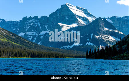 Soirée à Mount Gould - soir soleil brille sur les pentes raides et couvertes de neige encore la face nord du mont Gould au lac de Joséphine, le parc national des Glaciers. Banque D'Images